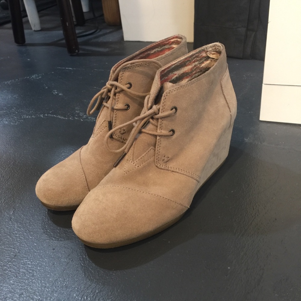 Toms wedge suede shoes size 10